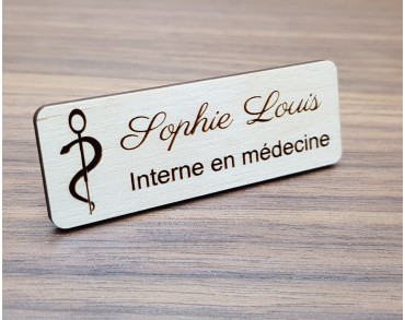 Badge médical personnalisé en bois