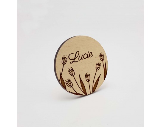 Badge en bois prénom personnalisé floral, tulipe