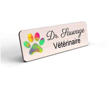 Badge en bois personnalisé logo patte animal coloré