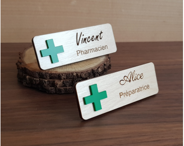 Badge en bois pharmacie personnalisé croix verte acrylique