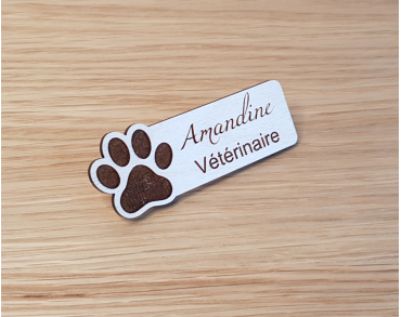 Badge en bois personnalisé logo patte animal