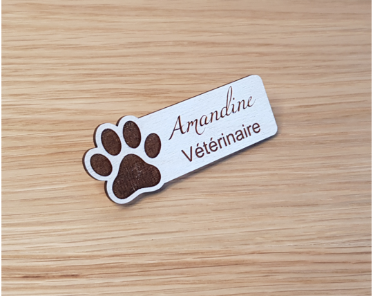 Badge en bois personnalisé logo patte animal